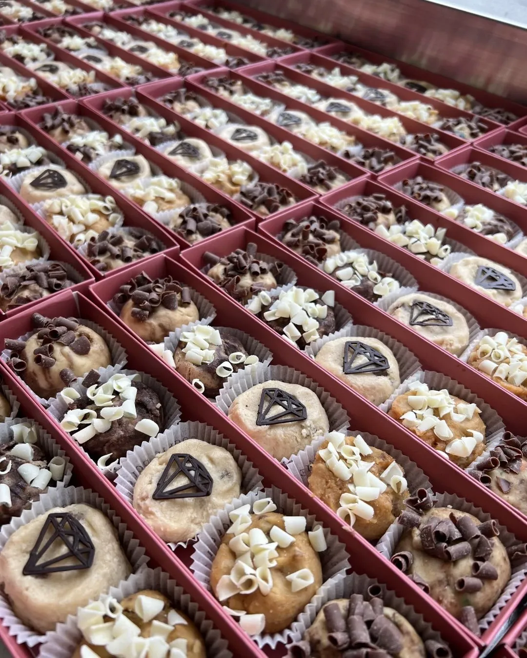 Coffrets de bouchées de cookie dough alignés