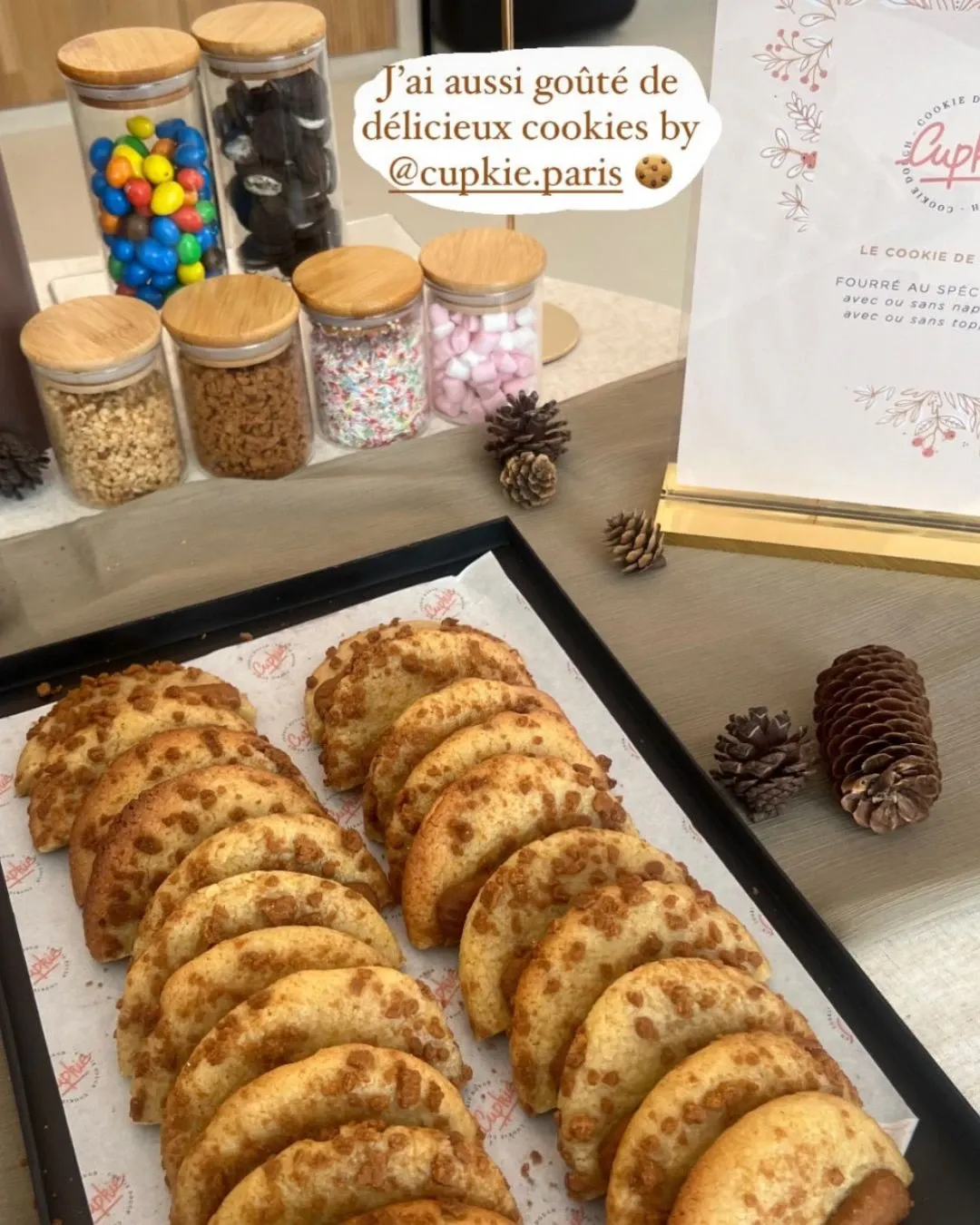 Plateau de cookies fourrés sur un buffet