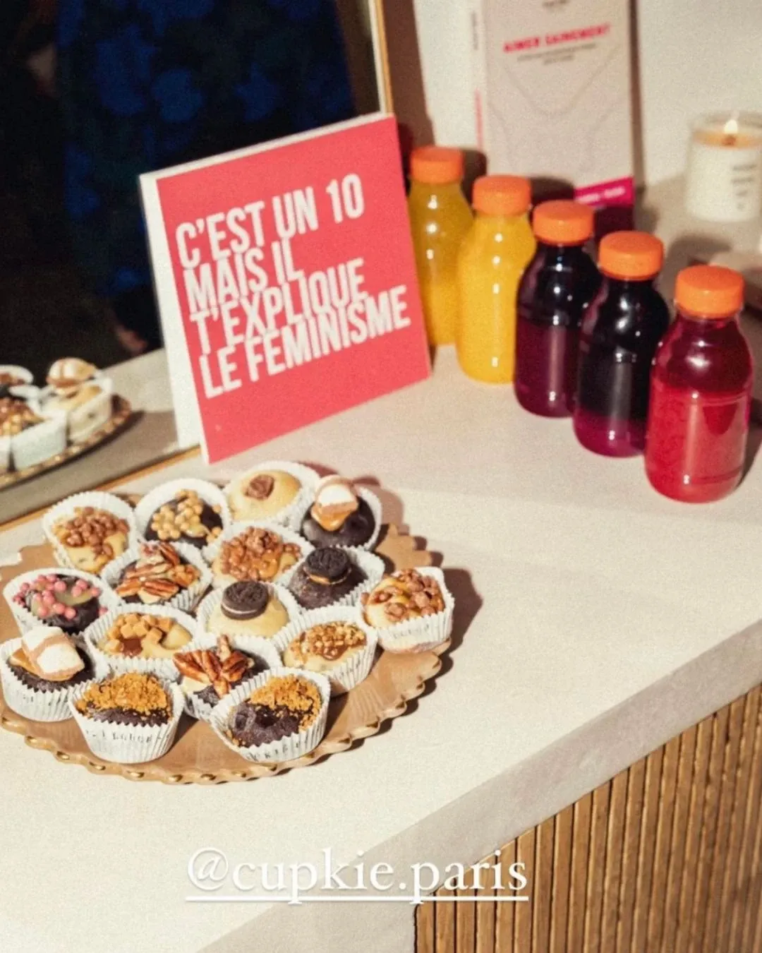 Plateau de bouchées de cookie dough sur un buffet
