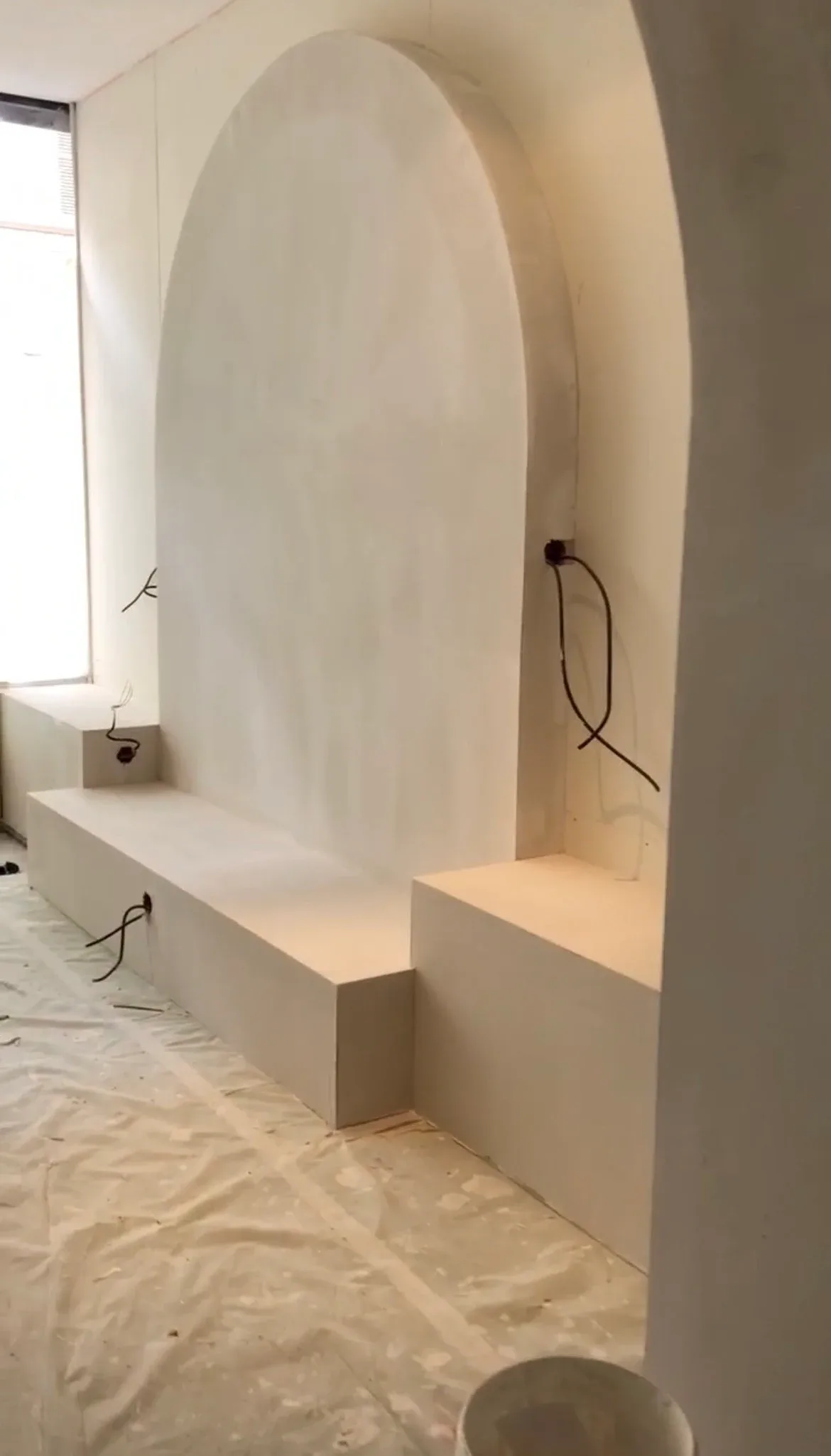Chantier : alcôve en arc et banquettes maçonnées, avant peinture