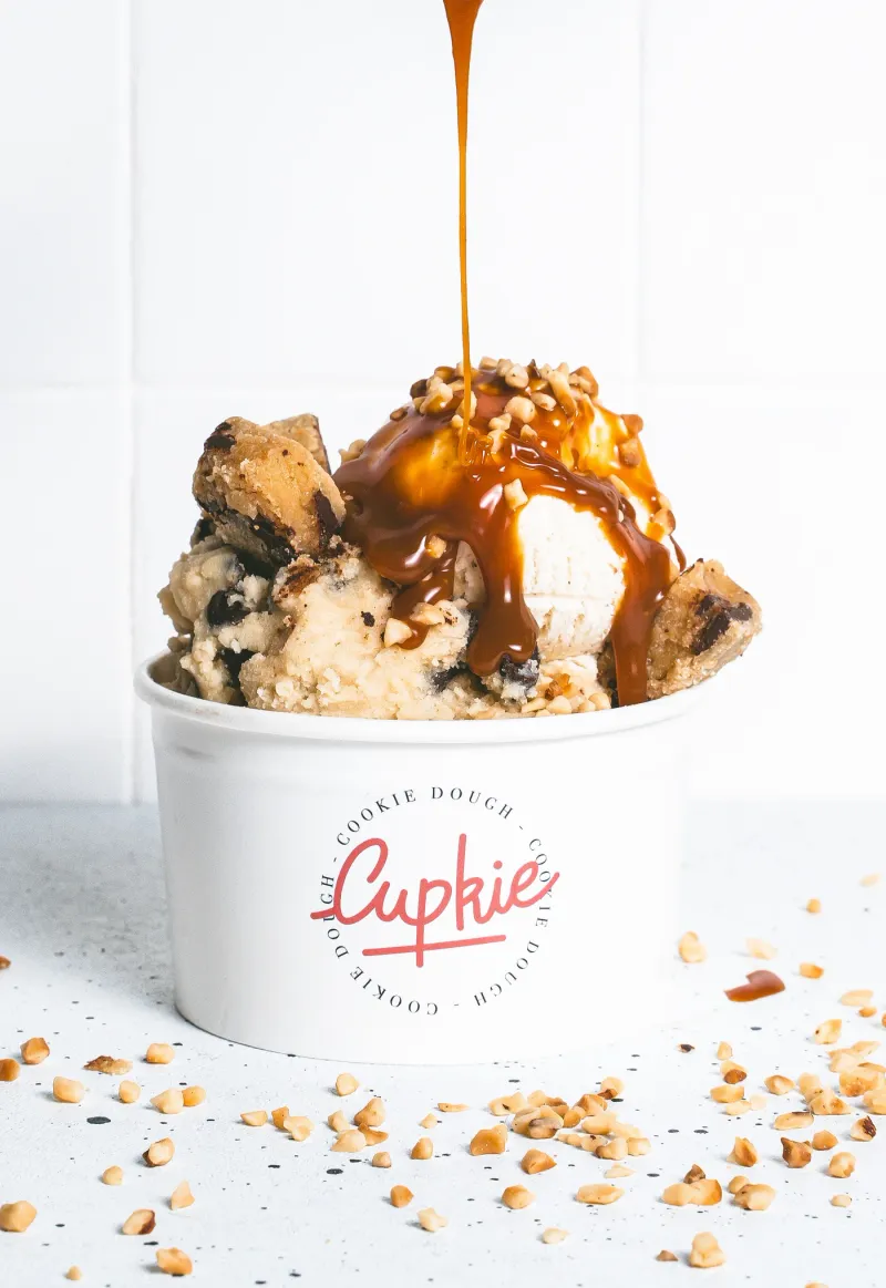 Cup de cookie dough avec un filet de caramel