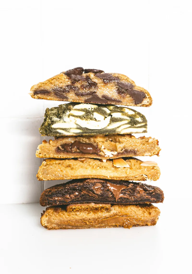 Pile de six cookies mi-cuits coupés